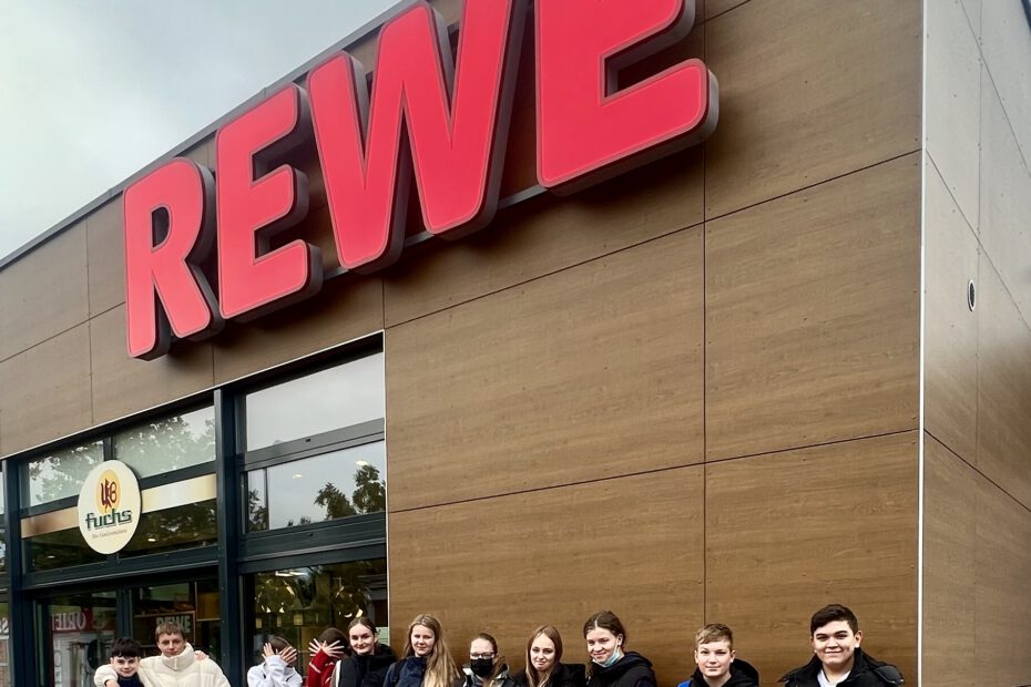 Die Klasse 8 a besucht den REWE Markt Rudel