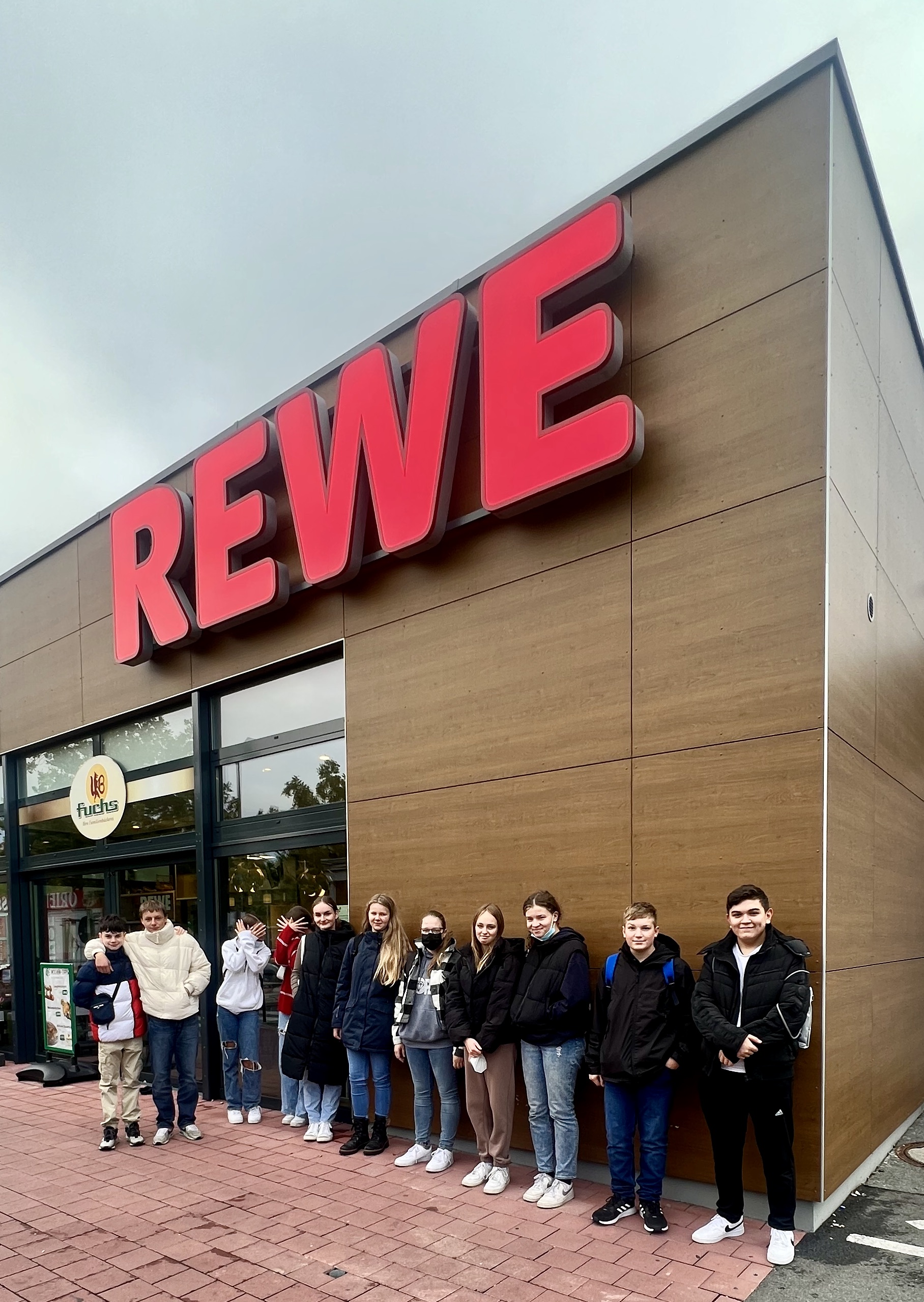Die Klasse 8 a besucht den REWE Markt Rudel