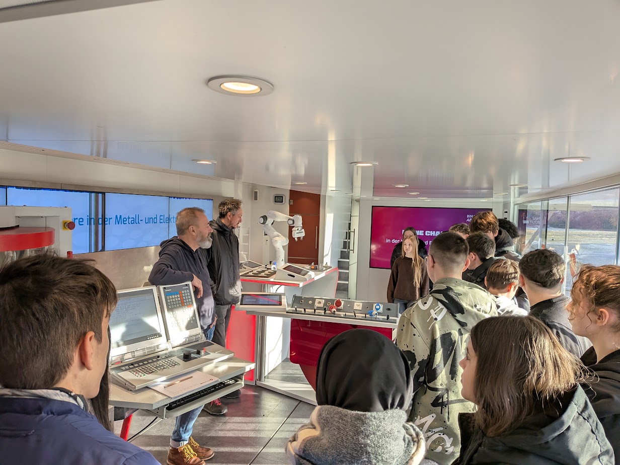 M+E InfoTruck auf unserem Schulgelände